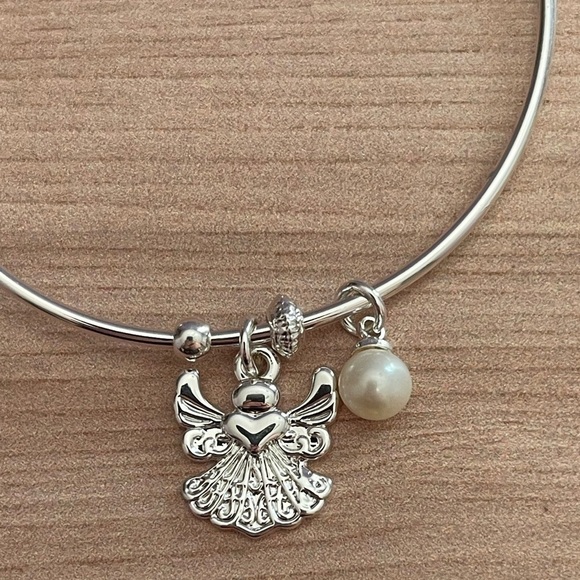 Vantel Pearls Angel Charm Bangle Bracelet With White Peal - Picture 1 of 2